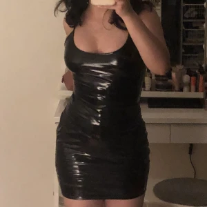  Latex klänning - En snygg latexklänning från Oh Polly! Älskar denna men den passar tyvärr inte mig. Den sitter fint och framhäver formen på kroppen✨Har haft på mig den en gång! Uk size 8, 36, S