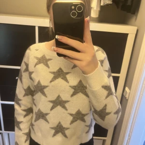 Tröja med stjärnor - Vit tröja med gråa stjärnor på. Bra skick. Köparen står för frakten💗💗