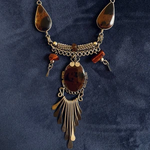 Halsband obsidian mahogny  - Ett vackert halsband med helande stenar, mahogny obsidian. Mahogny obsidian ger oss styrka när vi behöver den. Den ger oss extra kraft när vi släpper loss våra gömda och glömda färdigheter. Den hjälper oss att genomföra vårt livsverk.