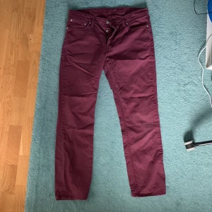 Vinröd Levis 511 - Hej 👋🏼 Säljer en vinröd Levis jeans. Perfekt material och mycket sköna.