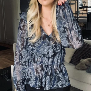 Fin blus från Ellos - Fin blus från Ellos i storlek 34/36, passar mig som XS/S. Endast testad på!💓