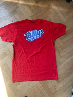 Billys tisha  - En fet billys pan pizza tröja. Den är vintage med ett snyggt tryck och i bra skick skriv om ni undrar över något eller är intresserade 