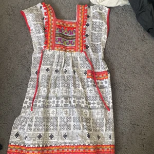 Klänning!  - Klänning ifrån thailand! Fick den utav en thailändsk vän, men tyvärr passade den inte i storleken… riktigt färgglad! Skulle tro att den är i S, men den är nog ganska stor i storleken! ✨😍om ni vill sticka ut i sommar har ni kommit rätt! 