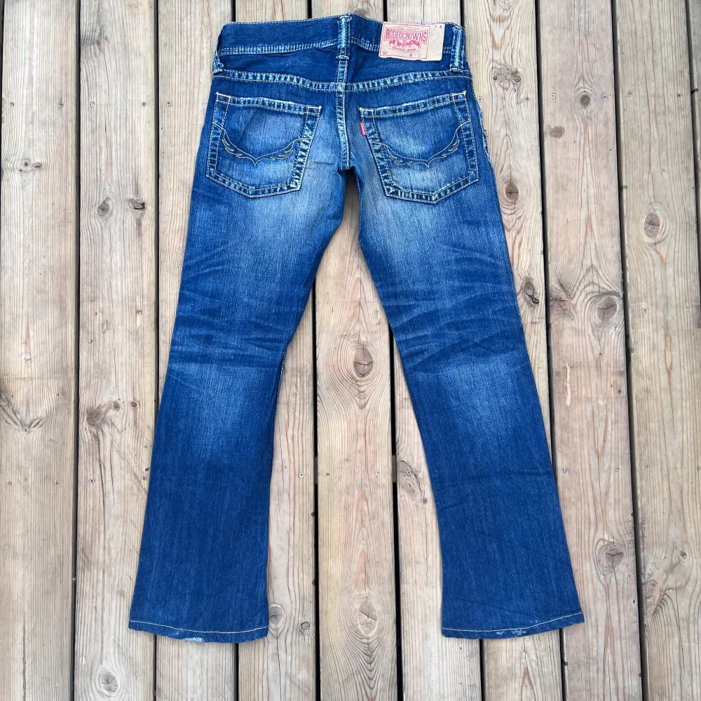 Fina y2k bootcut jeans med fin wash Midjemått 39cm Innerbens 75cm Ytterbens längd 92cm. Jeans & Byxor.