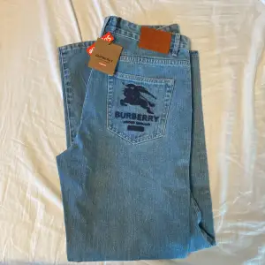 Ett par helt nya Burberry x Supreme jeans köpta för 6000kr                                                                 För fler bilder DM                                                                Tags finns kvar