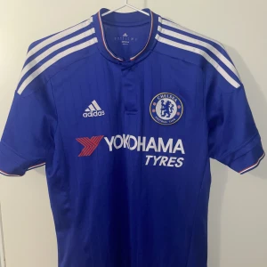 Chelsea Hazard 10 Adidas blå England fotboll - Chelsea fotbollströja Hazard på baksidan nummer 10 Blå Forboll   Storlek: S Skick: 8/10  Säljs då jag tömmer garderoben och växt ut av dessa.