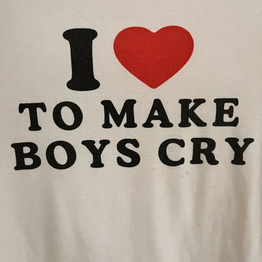Girlboss tröja från Emmiol. Tycker att den är cool men den passa mig inte🥲 Mysig kvalite (Swisha för frakt) . T-shirts.