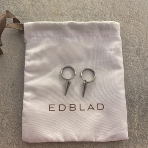 Edblad örhängen - Säljer dessa Edblad örhängen, dem är i fint skick och använt fåtal ggr. Säljer för halva priset.