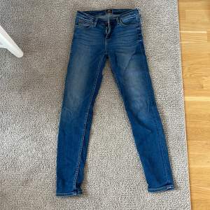 Skinny jeans. Blå storlek W29 L33. Modell SCARLETT