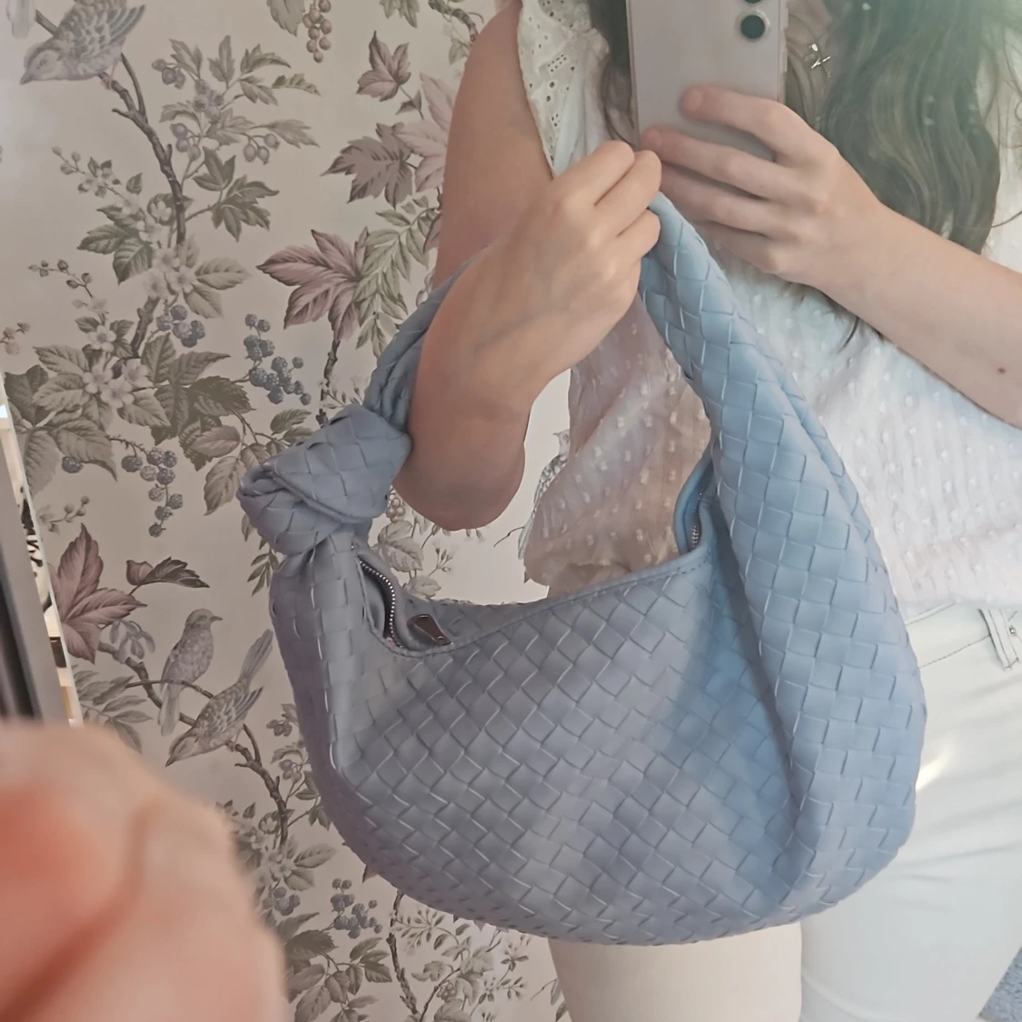 Ljusblå, vegansk Bottega Veneta-liknande handväska