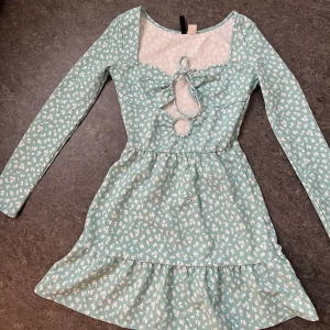 Klänning - Klänning från H&M i storlek S. Aldrig använd.
