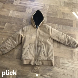 Carhartt Workjacket - Fet Carhartt jacka från 2005 i bra skick. Köpt här på plick men säljer då den är för liten för mig som har M. Skriv för fler bilder. Priset är diskuterbart så släng bara iväg ett meddelande:)