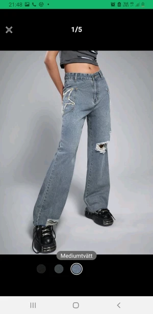 Slitna Jeans med Utsvängda Ben - Köpta från shein, knappt använda, storlek S, kan posta eller mötas upp i stockholm men köparen står för frakten ifall den ska postas❤❤ 