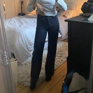 Karve jeans  - Jättesköna svarta jeans från karve! Lite stonewash-aktiga och supersnygga🖤 endast använda ett fåtal gånger. Storlek xxs men de sitter skönt på mig som har storlek xs!