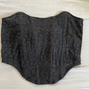 Korsett topp  - Topp från bikbok, lite smått genomskinlig men inget man egentligen behöver tänka på då den är svart, väldigt stretchig så passar även L.  Endast provad