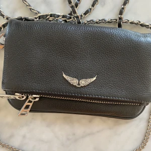 Zadig väska - Intressekoll på min fina Zadig väska! Väl använd och finns små defekter på metallen. Pris kan diskuteras! ❤️