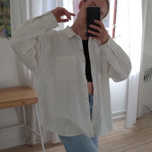Oversized Manchesterskjorta  - Säljer denna snygga oversized matcherskjorta från hm 🌼