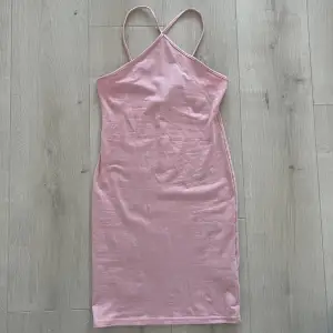 Oanvänd rosa tight känning från H&M. Superfin nu inför sommaren. Nypris 99 kr. Säljer den för 50 + frakt eftersom den är helt oanvänd 