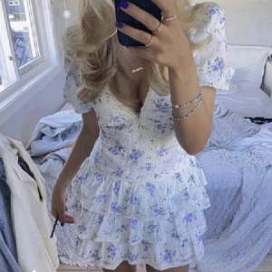 Jag söker denna klänningen ifrån zara som är vit med blå blommor! Kontakta mig ifall ni säljer den i Xs