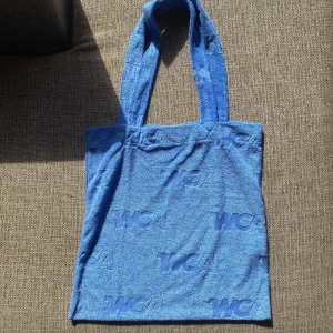 blå totebag - snygg blå totebag i frotté! helt oanvänd, säljer då jag efter returtiden gått ut insåg att blå inte var min färg😔 nypris 260kr :-)