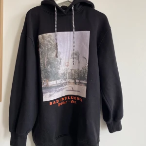Oversized hoodie - Svart hoodie med tryck. Storlek small men är oversized på mig som är m/l.  Regäl och stor luva.
