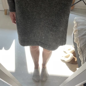 Stickad klänning - Grå stickad klänning från pieces, så mjuk och mysig. Dm för frågor och fler bilder 💞