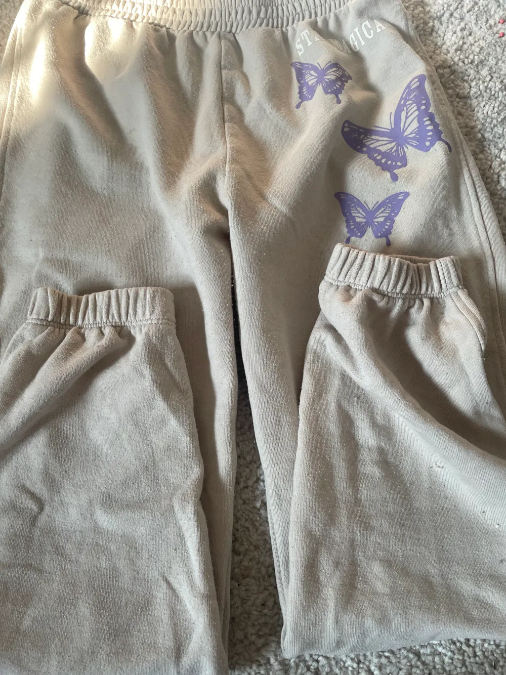 Beige mjukisbyxor för barn  Bra skick Använda Inga fläckar eller hål Tvättas innan skick . Jeans & Byxor.