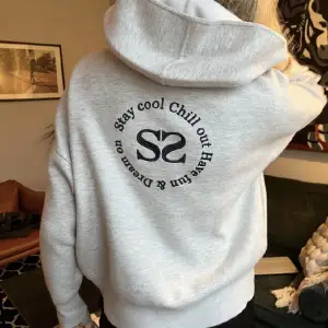 En marin blå Sandro hoodie i exakt samma modell som den på bilden, storlek M