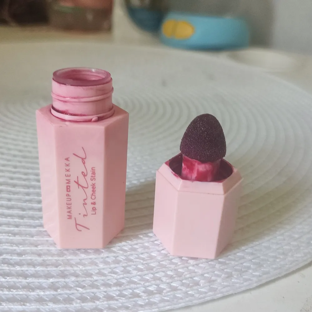 Jättefin rouge köpt på makeup mekka säljer för 25 köpt för 100 Knappt använd så ni vet 25+frakt. Övrigt.