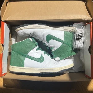 Nike Dunk High - Nike Dunk High "White/Pine Green-Varsity Maize" (Sällsynt) Använda men i bra skick, kommer med OG box samt skosnören! Om du har fler frågor så skriv ett meddelande! 