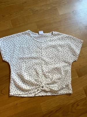 Zara topp/blus - Blus/topp från zara. Stolek motsvarar XS. Knappt använd 