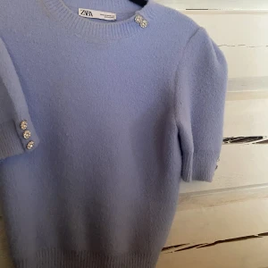 Stickad t-shirt  - Säljer denna stickade t-shirts från Zara, då den bara kommit till användning en gång. Den är jätte söt och har små detaljer på armens slut och vid kragen.  Tryck inte på köp nu och kp för frågor💗💗