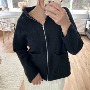 Cardigan - Cardigan från COS med två fickor, storlek M men skulle snarare säga att den passar en XS eller S🫶🏽