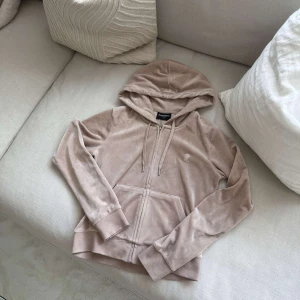Juicy couture  - Beige luvtröja från juicy couture i storlek S, skulle även passa för de med storlek M. Tröjan har bara används några fåtal gånger och är i ett bra skick! Ordinarie pris 1300kr
