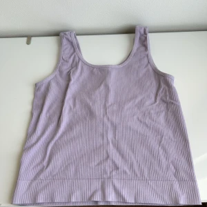 Lila Träningstopp💜 - lila träningstopp som sitter superskönt men jag kände inte att den passade mig tyvärr använd en gång