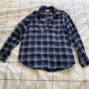 Skjorta - Säljer en mysig skjorta från H&M i storlek XS som liknar en vanlig tröja utan knappar fast med krage. 
