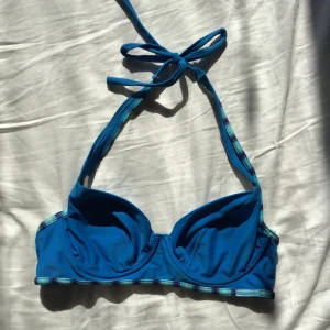 Blå bikinitopp  - Superfin och unik bikinitopp för liten för mig. Använt skick men inga fläckar osv⭐️ står Inge storlek men skulle säga att den passar en s-m