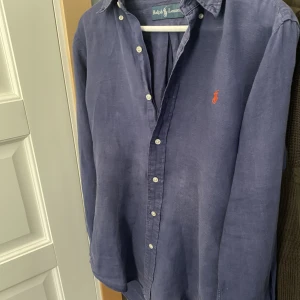 Polo Ralph Lauren skjorta  - Hej! Säljer min polo skjorta som inte kommer till användning längre, inga hål eller skador väldigt fint skick. Pris kan diskuteras hör av dig vid minsta fråga