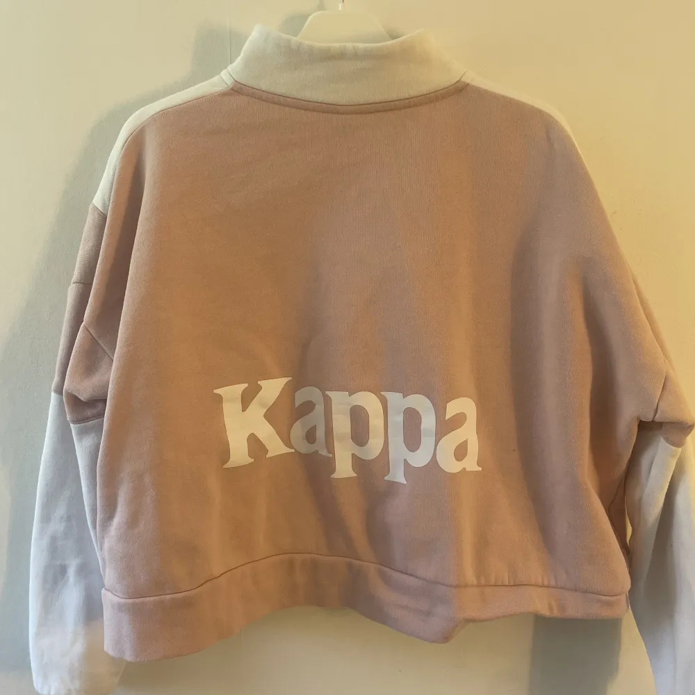 En söt zip-up tröja från Kappa, köpt på Nelly. Den är i ett väldigt fint skick. Den köptes för 800kr. . Tröjor & Koftor.