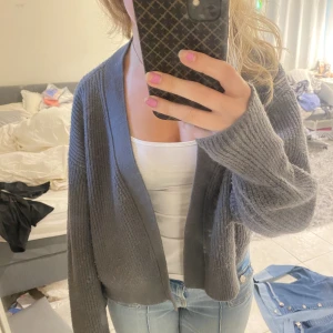 Söt grå kofta från zara - Säljer denna superskraj och sköna gråa koftan från zara i strl L