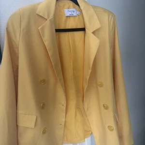 Gul blazer - Gul blazer från Hannalicous kollektion på Nakd 🌼Använd Max 2 gånger 