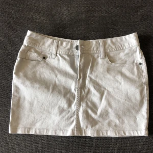 Jeans kjol - En jeans kjol från hm som jag säljer pgr av att den är förstor 💕priset kan. Diskuteras