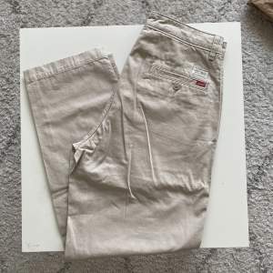 Levi’s Stay Baggy Taper Fit Chinos i Nyskick med lappar på. Påminner starkt om Levi’s Stay Loose-serie. Otroligt bekväma. Storleken är (30W x 32L) men sitter snarare som en (31W x 32L). 70% Bomull, 30% Hampa. Midjemått: 39,5 cm Innerbenslängd: 75,5 cm