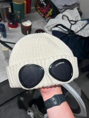 CP company mössa - C.P company mössa i vit/cream färg. knappt använd, köptes inför denna vinter. Digitalt kvitto finns, pris går att diskutera