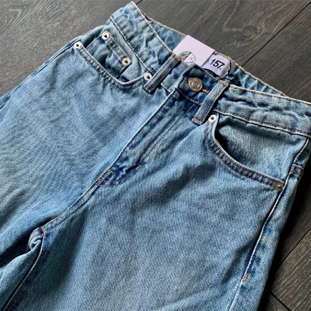 Vida jeans köpta för 300 kr. Byxorna är inte använda eftersom att jag har ett till par som är likadana. Passar storlek xxs och xs.  . Jeans & Byxor.