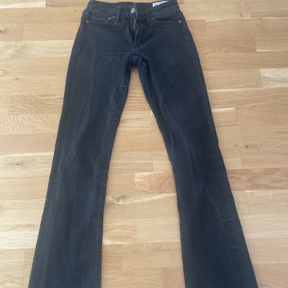 Säljer dessa superfina crocker jeans som tyvärr är lite små för mig, Dom är lågmidjade och är helt slutsålda💓💓. Jeans & Byxor.