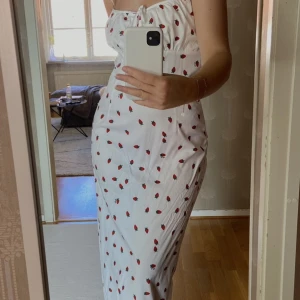 Sommarklänning 🍓🍓🍓 - Maagisk sommarklänning med jordgubbar 🥹🥹🍓🍓 så fin verkligen!! Reglerbara band och knyt framtill💛 Dm för fler bilder eller vid frågor🩷