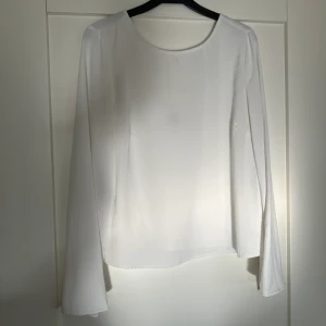 Blus - Blus med öppen rygg från Gina Tricot, storlek 36. Köpt för flera år sen men använd fåtal gånger, fint skick 🤍