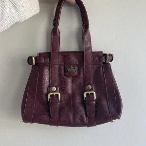 Röd väska  - Jättesöt röd liten väska! Köptes secondhand men har själv aldrig använt den! Bara att skriva om du vill ha fler bilder eller har andra frågor!