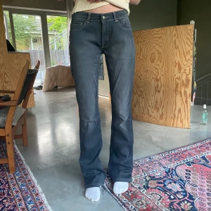 Lågmidjade jeans - Så nice lågmidjade jeans från Paul&Joe Sisters, färgen är jättefin typ tvättad svart! Köpta vintage Midjemått (mätt rakt över jeansen): ca 37 cm Innerbenslängd: ca 84 cm